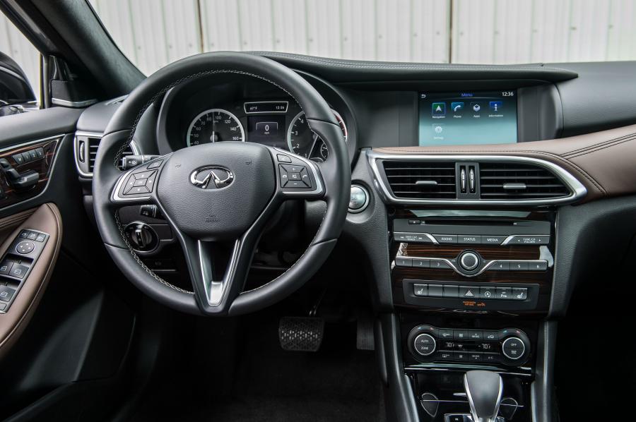 Панель приборов Infiniti QX30 2.0t AWD 2016 года  (US) (фото 12 из 14)